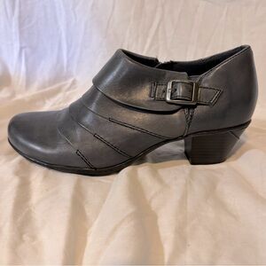 EUC Earth “Dawn” ankle boots in admiral blue